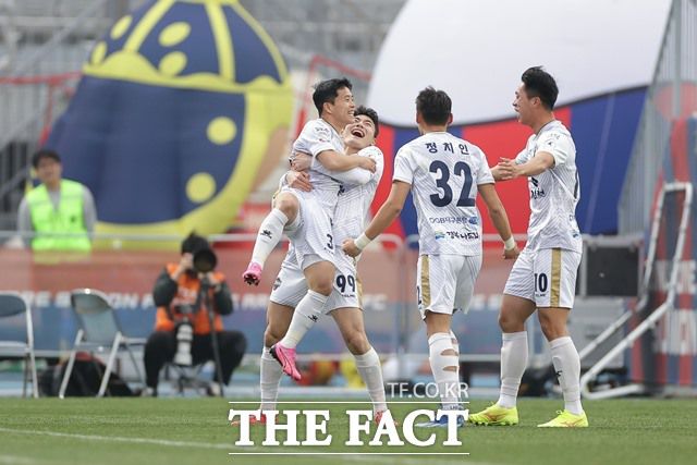 FC서울을 상대로 3연승을 노리는 김천 상무 선수들./K리그