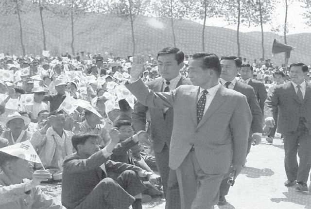 독재 정권 시절 대통령의 총선 지원은 부정행위까지 동원하며 노골적으로 이뤄졌다. 1971년 5월 11일 제8대 총선 전남 진안군 지원유세 중인 박정희 전 대통령. /국정홍보처 발간 '대한민국 정부 기록사진집' 제9권