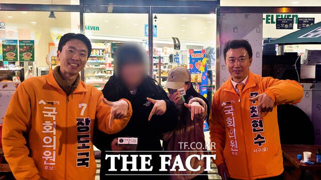 장도국 개혁신당 후보는 이번 선거 공략으로 2030세대와 6070세대를 집중 공략하고 있다. 사진은 같은 당 최현수 후보와 함께 선거운동 중 유권자와 함께 기호 7번을 손가락으로 그리고 있는 모습. / SNS