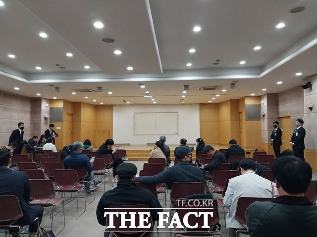 1년 넘게 거래가 정지된 채 상장 폐지 기로에 놓여 있는 코스닥 상장사 셀리버리의 주주들이 지난달 29일 경기 김포시 효원연수문화센터에서 열린 셀리버리의 제10기 정기 주주총회에서 회사 측의 위임장 인정 여부와 집계 등을 이유로 9시간째 대기하고 있다. /독자 제공