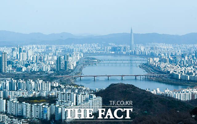 지난해 12월부터 이달 말까지 서울 지역 대기질이 미세먼지계절관리제를 시행한 2019년 이래 가장 좋았던 것으로 나타났다. 황사가 잠시 해소된 3월 31일 오후 서울 용산구 N서울타워에서 바라본 도심이 맑은 모습을 보이고 있다. /장윤석 기자