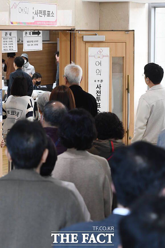 제22대 국회의원 사전투표일인 5일 오전 서울 영등포구 여의동주민센터에 마련된 사전투표소가 시민들로 붐비고 있다. /장윤석 기자