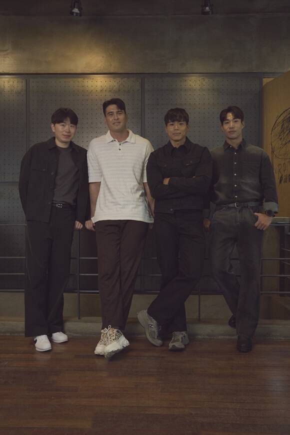 장호기 감독, 안드레진 아모띠 홍범석(왼쪽부터)이 3일 오후 서울 종로구 한 카페에서 <더팩트>와 만나 인터뷰를 진행했다. /넷플릭스