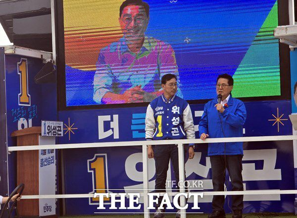 서귀포시 위성곤 후보의 지원유세에 나선 박지원 해남·완도·진도 후보./서귀포시=허성찬 기자