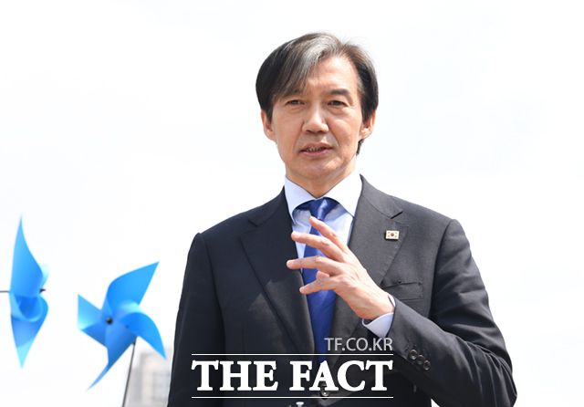 조국 조국혁신당 대표가 4일 오후 서울 용산구 효창공원역 앞에서 지지자들에게 발언하고 있다. /이새롬 기자