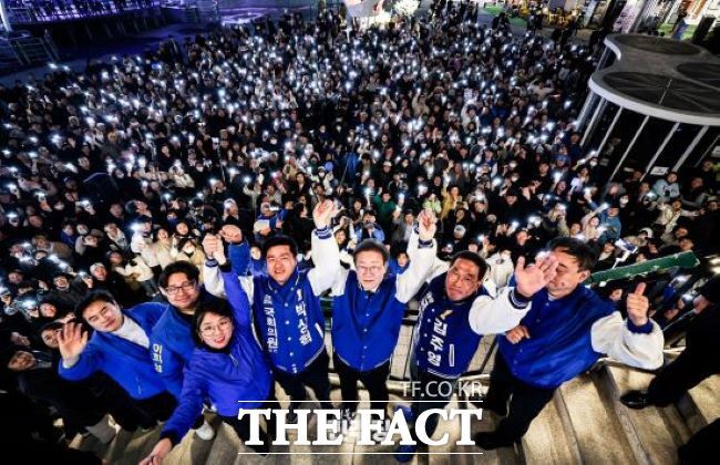 이재명 민주당 상임선대위원장이 23일 경기 김포시에 위치한 리베니체마치 에비뉴 상가에서 현장 기자회견을 마친 뒤 시민들과 기념촬영을 하고 있다./민주당