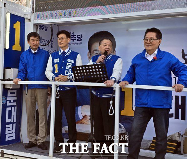 왼쪽부터 순서대로 이종걸 전 국회의원, 문대림 제주시갑 후보, 강창일 전 주일대사, 박지원 해남·완도·진도 후보.