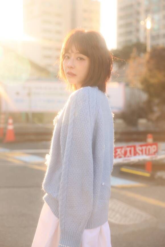 '안녕' 중간에 모든 소리가 멈추고 정적이 잠시 흐른다. 잠깐의 정적은 극적인 효과를 준다. 쨍한 고음을 내지르는 부분이 전혀 없음에도 화자의 마음이 강렬하게 전해진다. 주니엘은 "그 부분을 고집부려서 넣었다"고 말했다. /K타이거즈엔터