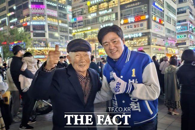 지난 6일 거리 유세 도중 만난 유권자와 촬영하는 경기 김포을 박상혁 민주당 후보./박상혁 후보