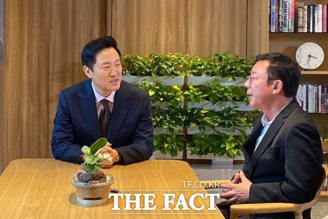 지난 4일 오세훈 서울시장과 서울-김포 관련 면담하는 경기 김포을 홍철호 국민의힘 후보./홍철호 후보