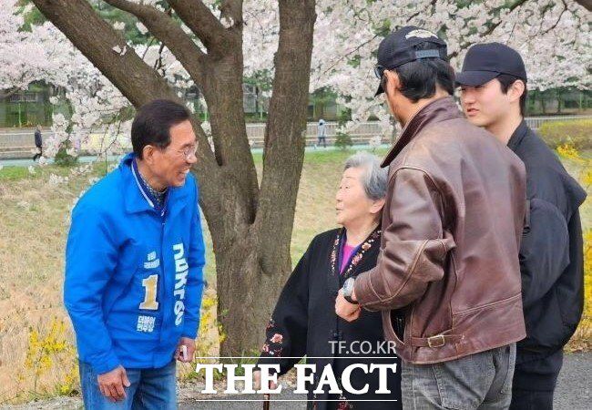 지난 8일 거리에서 주민들과 인사하는 경기 김포갑 김주영 민주당 후보./김주영 후보