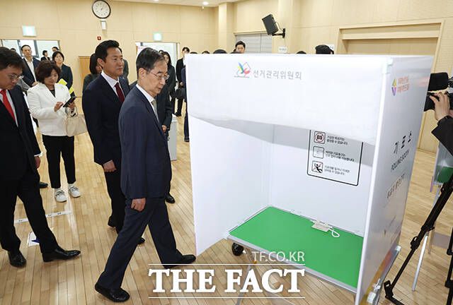 한덕수 국무총리와 오세훈 서울시장이 9일 서울 종로구 종로1.2.3.4가동 주민센터에 마련된 제22대 국회의원선거 투표소에서 현장 점검을 하고 있다. /임영무 기자