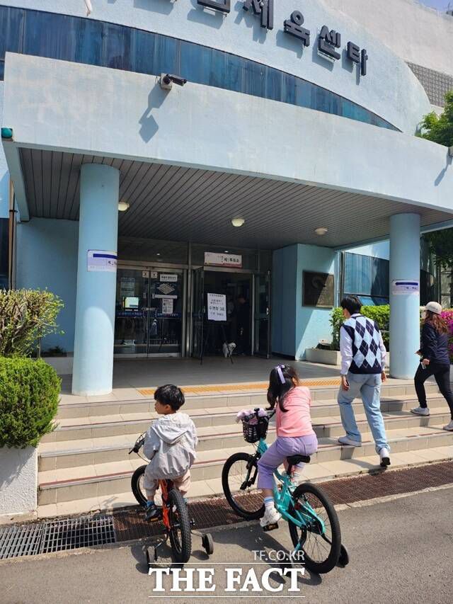 제22대 국회의원 선거 당일인 10일 김해 진영읍 제3투표소에 유권자들의 발길이 이어지고 있다./경남=강보금 기자