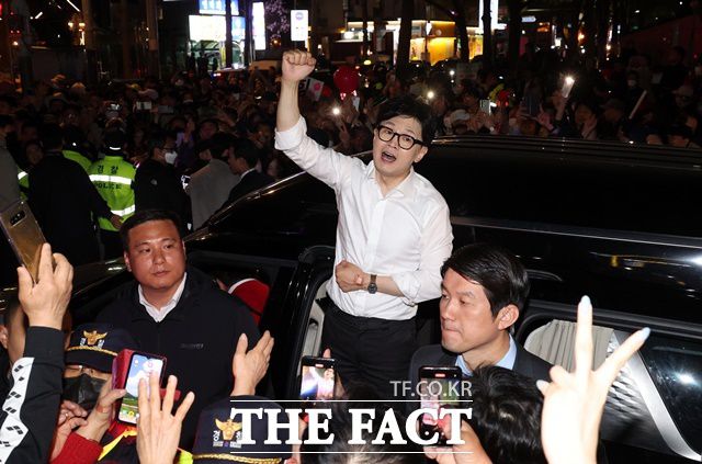 한동훈 국민의힘 비상대책위원장이 9일 오후 서울 중구 청계광장에서 열린 ‘국민의힘으로 대한민국살리기' 제22대 총선 파이널 총력유세에서 시민들에게 지지를 호소하고 있다. /뉴시스