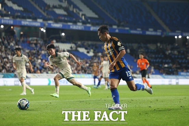 올 시즌 공격축구를 지향하는 울산HD와 연승 가도를 달리고 있는 강원FC의 주말 격돌은 화끈한 난타전을 예고하고 있다./K리그