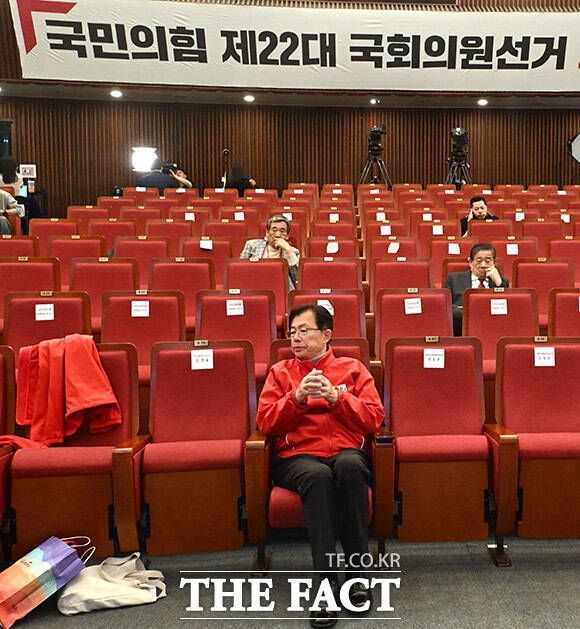총선 당일이던 지난 10일 오후 서울 여의도 국회도서관 대강당에 마련된 국민의힘 제22대 국회의원선거 개표상황실에서 출구조사 시청 후 대부분 소속의원들과 당 관계자들이 자리를 떠나 적막감이 흐르고 있다. /남용희 기자