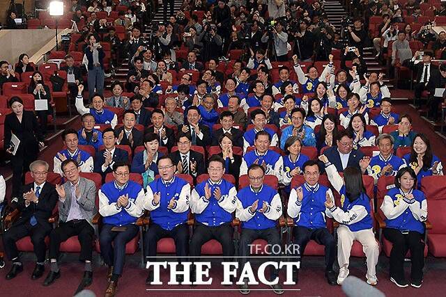 더불어민주당 이재명·이해찬·김부겸 상임공동선거대책위원장 등 당 지도부 및 후보들이 10일 오후 서울 여의도 국회 의원회관에 마련된 제22대 국회의원선거(총선) 개표 상황실에서 방송사 출구조사 결과를 지켜보며 환호하고 있다. 22대 총선에서 민주당은 175석을 거두며 대승했다. /이효균 기자