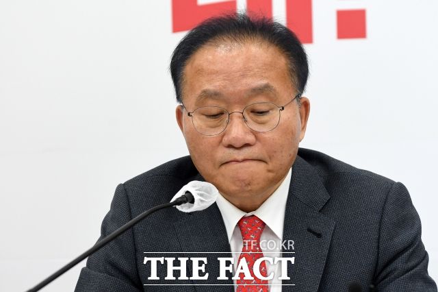 윤재옥 국민의힘 원내대표 및 당대표 권한대행이 15일 국회에서 열린 4선 이상 국회의원 당선인 간담회를 마친 뒤 기자들과 만나 채 상병 특검법과 관련, 김진표 국회의장이 순방을 마친 뒤 귀국한 이후 여야 간 만남이 있을 것이라며 말을 아꼈다. /남용희 기자
