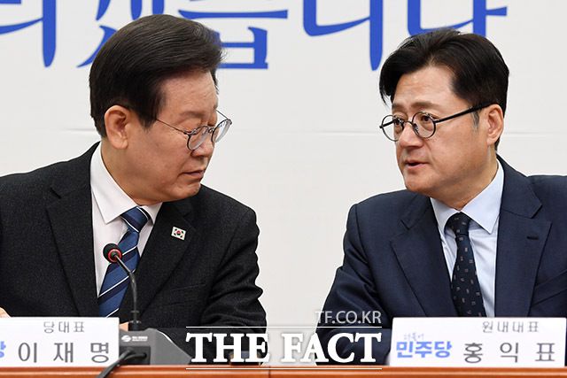 더불어민주당은 5월 2일 임시국회 본회의를 열어 '채 상병 사망 사건 외압 의혹 특검법' 처리하겠다는 방침이다. 사진은 민주당 이재명 대표(왼쪽)와 홍익표 원내대표가 15일 오전 서울 여의도 국회에서 열린 최고위원회의에서 대화를 나누는 모습. /남용희 기자