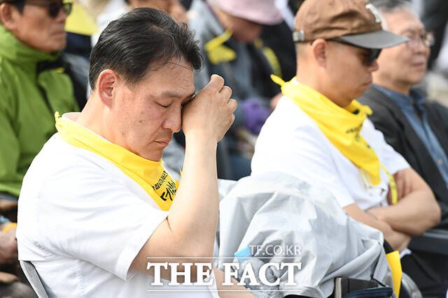 '세월호 10주기 기억식'이 16일 오후 경기도 안산시 화랑유원지에서 열린 가운데 한 추모객이 눈물을 훔치고 있다. /안산=장윤석 기자