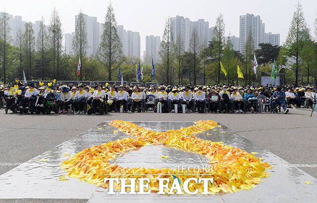 '세월호 10주기 기억식'이 16일 오후 경기도 안산시 화랑유원지에서 열린 가운데 추모객들이 행사를 지켜보고 있다. /안산=장윤석 기자