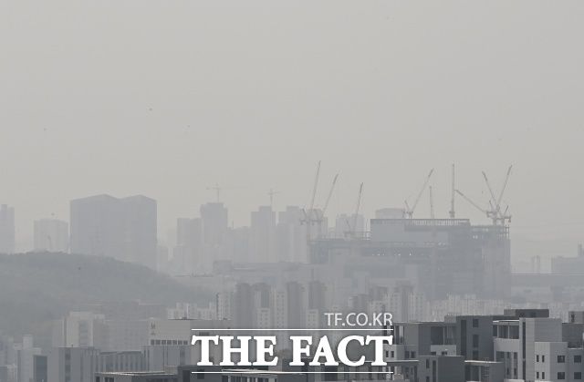 17일 기상청과 환경부에 따르면 고비사막과 내몽골고원 부근에서 발원한 황사가 북서풍을 타고 한반도로 유입돼 이날 전국 대부분 지역에서 미세먼지가 나쁨 수준을 보였다. 강원 영동과 울산, 경북은 '매우나쁨', 서울과 인천, 경기, 충남, 부산, 대구, 경남은 '나쁨'이었다. /뉴시스