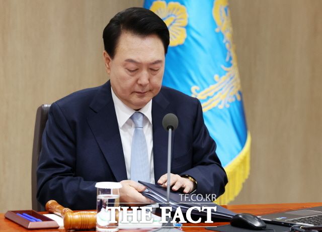 여권에선 보수 지지층 후폭풍이 만만치 않을 것 같다는 의견과, 여야 협치 차원에서 가능하다는 반응이 엇갈렸다.16일 서울 용산 대통령실 청사에서 열린 국무회의에서 자료를 정리하고 있는 모습. /뉴시스
