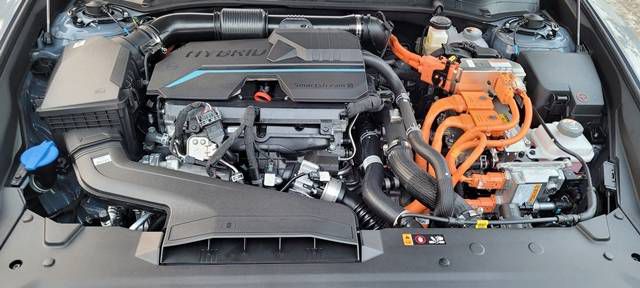 '디 올 뉴 그랜저 하이브리드'의 엔진룸 모습. 최고출력 180마력의 1.6ℓ 가솔린 터보 엔진과 60마력급 모터를 결합해 최고출력 230마력, 최대토크 35.7㎏·m를 발휘한다. /김태환 기자