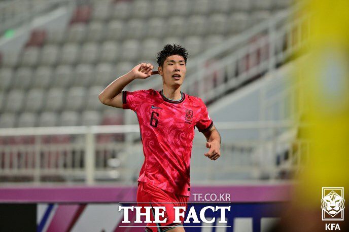 황선홍호의 이영준이 17일 UAE와 2024 카타르 AFC U23 아시안컵 B조 1차전 후반 추가시간에 0-0의 균형을 깨는 헤더 결승골을 넣은 뒤 골 세리머니를 펼치고 있다./도하=KFA