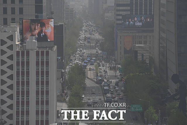 서울시가 18일 오후 5시 기준으로 미세먼지주의보를 해제했다. 전국 대부분 지역의 미세먼지 농도가 '나쁨' 수준을 보이는 17일 오전 서울 종로구에서 바라본 서울 시내가 뿌옇게 보이고 있다. /장윤석 기자
