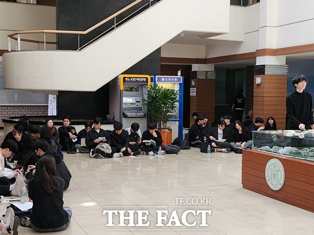 건국대학교 학생들이 18일 서울 광진구 교내 행정관에서 자유전공학부 신설에 반대하며 점거 농성을 벌이고 있다. 건국대 총학생회는 지난 5일 학사구조개편 대응 태스크포스(TF)를 구성하고 교내 대자보를 부착하는 등 반대 운동에 나섰다. /이윤경 기자