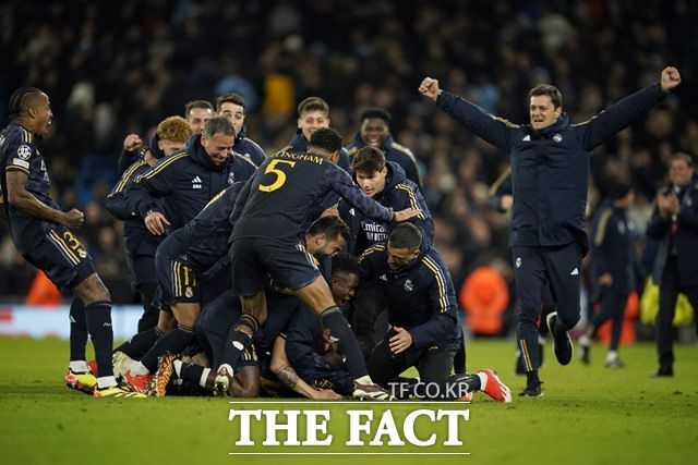 18일 '디펜딩 챔피언' 맨시티를 누르고 4강에 오른 레알 마드리드 선수들이 감격을 만끽하고 있다./맨체스터=AP.뉴시스
