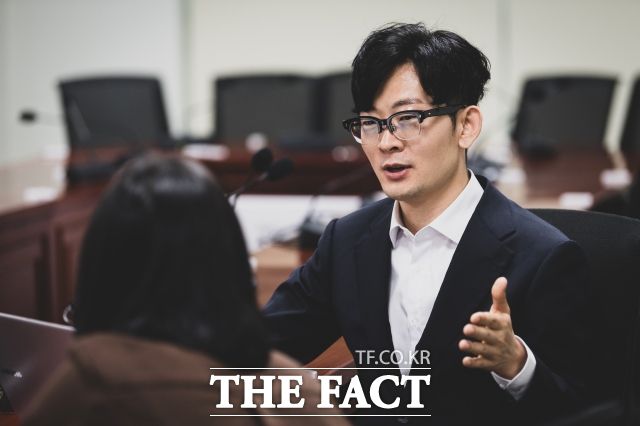 박충권 당선인은 "한국의 공정한 계층 이동 사다리 덕에 성장했다"며 "취약계층에겐 희망 메시지를 주는 선례가 될 수 있기 때문에 더 막중한 책임감을 느낀다"고 말했다. /국회=박헌우 기자