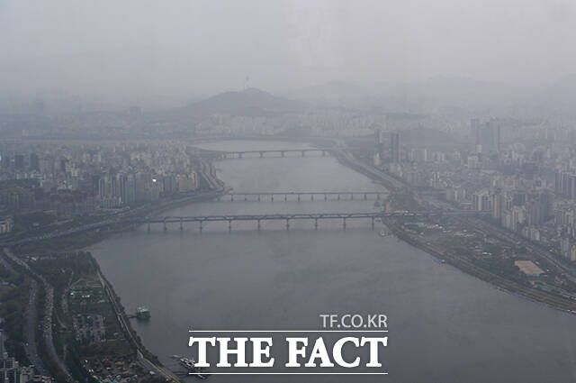 수도권 등 전국 곳곳에서 미세먼지 '나쁨' 수준을 보인 20일 오전 서울 송파구 롯데월드타워에서 바라본 서울 도심이 뿌옇게 보이고 있다. /배정한 기자