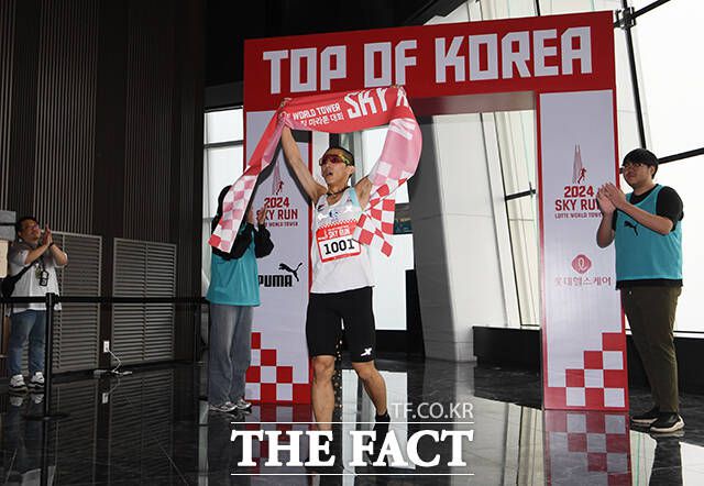 '2024 롯데월드타워 스카이런'이 20일 오전 서울 송파구 롯데월드타워에서 열린 가운데 한 참가자가 결승점을 통과하며 기뻐하고 있다. /배정한 기자