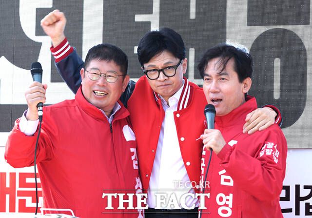 김영우(오른쪽) 전 국민의힘 의원이 "대통령과 한동훈을 갈라치기 하려는 아주 묘한 보수 내의 움직임으로 이런 비열한 흐름에는 올라타지 말자"라고 지적했다. /이새롬 기자