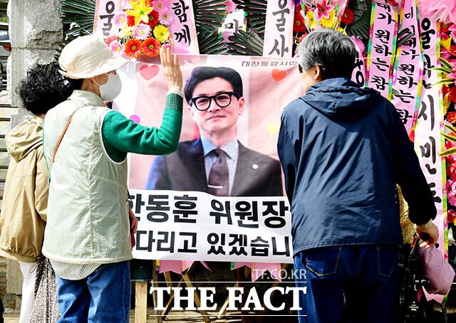 한 전 위원장의 페이스북 게시물은 정치 복귀에 대한 의지와 함께 지지자들을 향한 메시지로 보인다. /배정한 기자