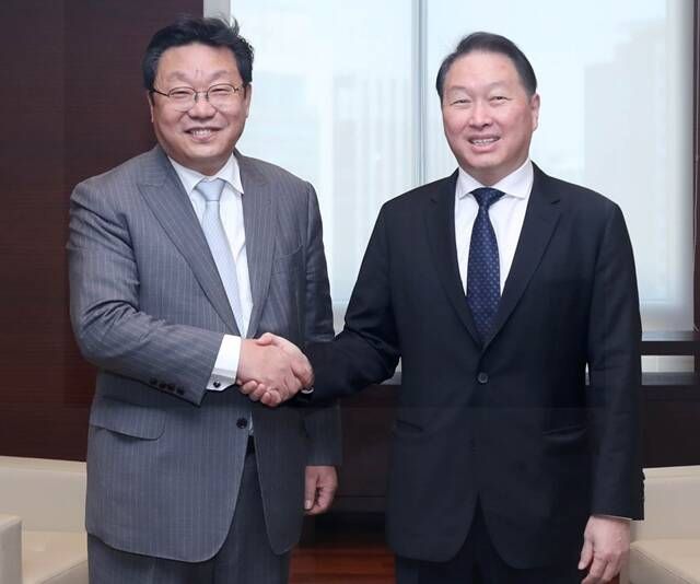 최태원 SK그룹 회장 겸 대한상의 회장(오른쪽)이 지난달 13일 서울 중구 대한상의 회관에서 주형환 저출산고령사회위원회 부위원장과 만나 악수하고 있다. /대한상의