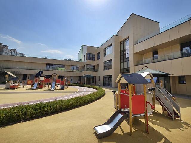 삼성전자는 지난 9일 수원사업장 임직원들의 육아 부담을 덜기 위해 어린이집을 확충했다. /삼성전자