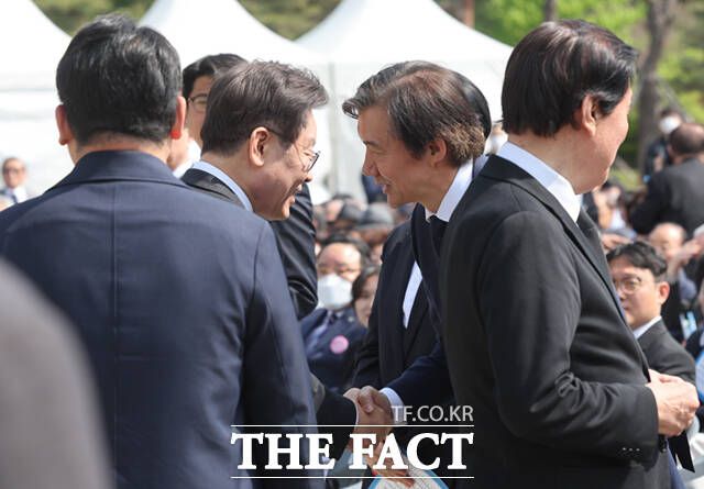 22대 국회 개원을 앞두고 더불어민주당과 조국혁신당의 묘한 신경전이 이어지고 있다. 이재명 더불어민주당 대표(왼쪽)와 조국 조국혁신당 대표가 제64주년 4·19혁명 기념식에서 만나 인사를 나누고 있다. /이새롬 기자