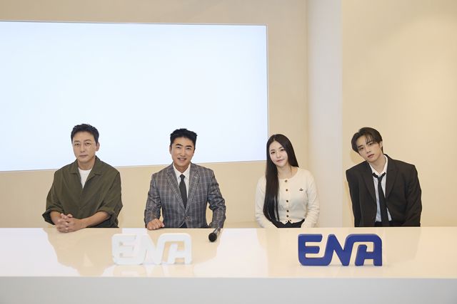 방송인 탁재훈 장동민, 가수 유정, 더보이즈 멤버 선우(왼쪽부터)가 최근 서울 마포구 한 카페에서 <더팩트>와 만나 인터뷰를 진행했다. /ENA