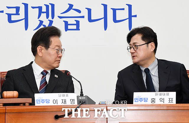 더불어민주당은 조국혁신당을 향한 의도적인 외면 전략을 취하고 있다. 양당 사이에서 주도권을 취하려는 태도로 읽힌다. 지난 17일 대화하는 이재명 대표(왼쪽)와 홍익표 원내대표./배정한 기자