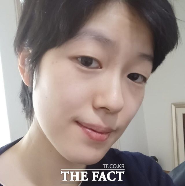 권윤지 작가는 서울예고 미술부를 졸업하고 이화여자대학교 서양화 학부에서 수학했다. 현재는 화가이자 출판기획자, 자유기고가 겸 논객으로 활동하고 있다. /작가 페이스북