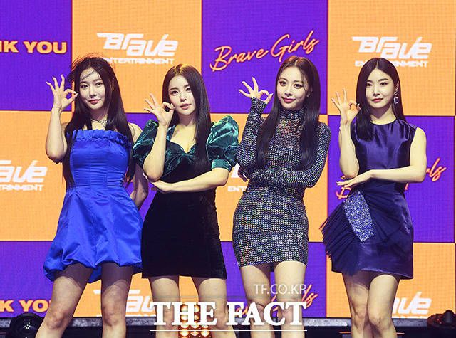 브브걸 유정(왼쪽에서 두번째)이 팀을 탈퇴한다. /더팩트 DB