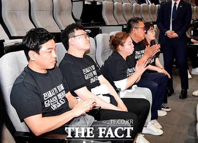 전세사기특별법 개정안 표결 결과를 지켜보고 있는 전세사기 피해자들.