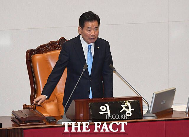 개의를 선언하는 김진표 국회의장.