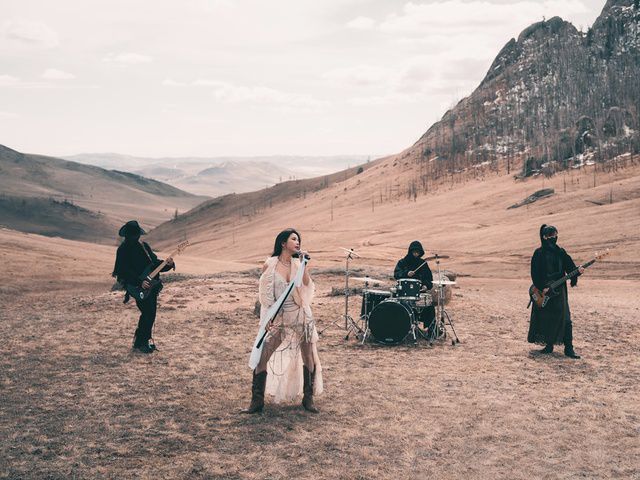 솔라는 타이틀곡 'But I'를 통해 처음으로 밴드 음악에 도전했다. 솔라는 나에게 상처를 주는 사람들에게 통쾌하게 복수하는 이야기를 시원한 샤우팅으로 카타르시스를 선사한다. /RBW