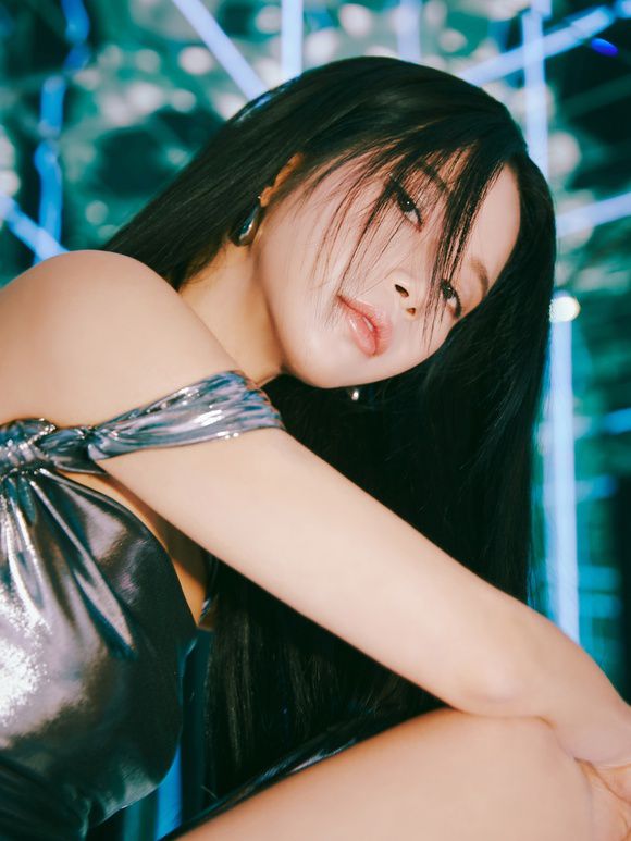 마마무 솔라가 4월 30일 미니 2집 'COLOURS'를 발매했다. 2년 1개월 만의 솔로 앨범이다. /RBW