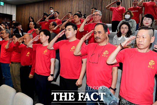 채상병특검법 본회의 통과 뒤 거수경례하는 해병대 예비역연대 회원들.