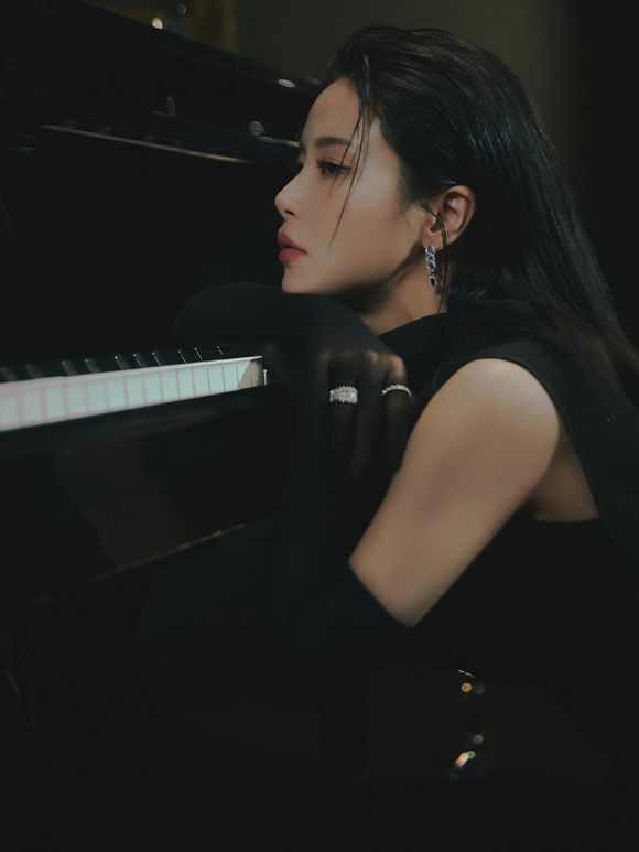 새 앨범 키워드는 도전과 다양성이다. 솔라는 "도전해나가지 않으면 도태될 수 있는 시장이다. 두려움보다 좋아하는 게 더 커서 계속 새로운 걸 해나가는 열정이 생긴다"고 말했다. /RBW